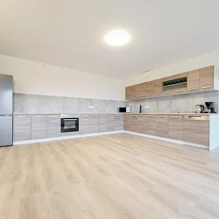 Tolstov Apartments - 3 Schlafzimmer - Terrasse - 25 Min Messe Dus Daire *